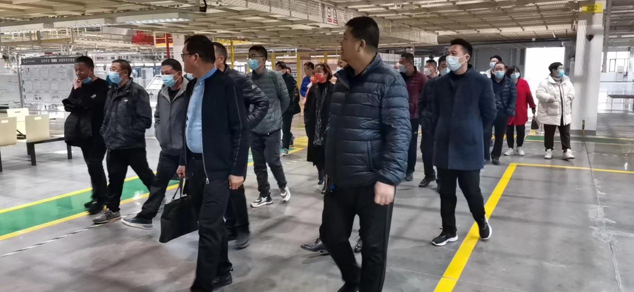 安阳市副食品商会组织会员单位到 河南德力新能源汽车有限公司参观